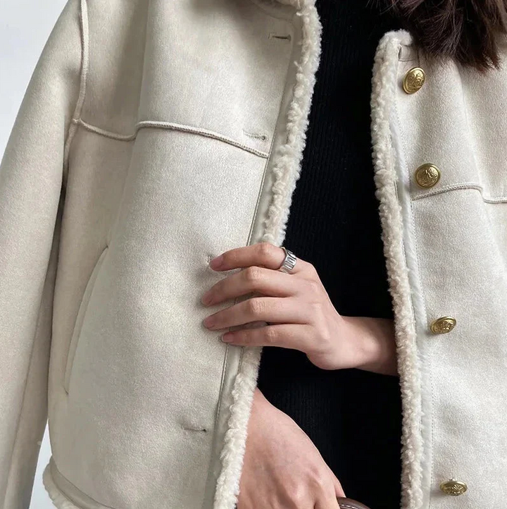 Nikita | Hyggelig jakke med knapper i imiteret shearling